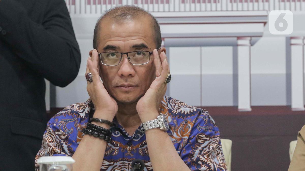 055148300_1702297317-20231211_Ketua_KPU_Cek_Kesiapan_Panggung_Debat-ANG_7.jpg